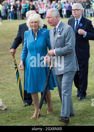 Prinz Charles, Prinz von Wales und Camilla, Herzogin von Cornwall, nehmen am 29. Juli 2015 an der Sandringham Flower Show Teil. Stockfoto