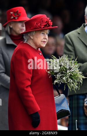 Queen Elizabeth nimmt am 5. September 2015 an den Braemar Highland Games in Schottland Teil. In diesem Jahr gedenkt die Braemar Royal Highland Society ihres zweihundertjährigen Bestehens. Mitglieder der königlichen Familie nehmen oft an der Veranstaltung Teil, und Ihre Majestät die Königin ist der Häuptling des Braemar-Treffens. Stockfoto