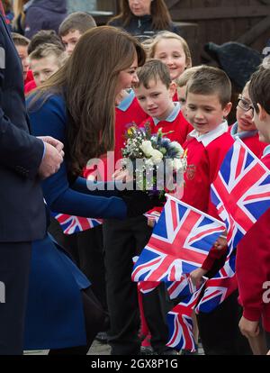 Catherine, Herzogin von Cambridge, trägt einen blauen Mantel des schottischen Designers Christopher Kane, trifft am Discovery Point bei einem Besuch in Dundee in Schottland am 23. Oktober 2013 Schulkinder. Stockfoto