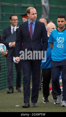 Prinz William, Herzog von Cambridge, besucht die Football for Peace-Initiative an der Saltley Academy in Birmingham Stockfoto