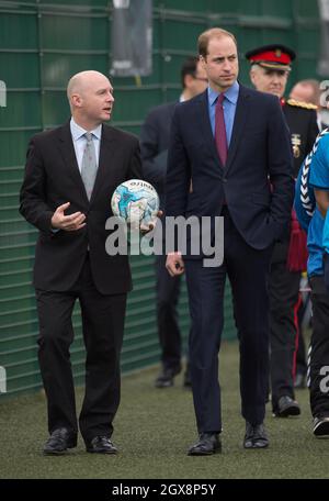 Prinz William, Herzog von Cambridge, besucht die Football for Peace-Initiative an der Saltley Academy in Birmingham Stockfoto