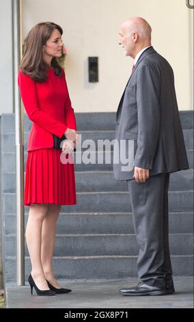 Catherine, Herzogin von Cambridge, trägt ein rotes Alexander McQueen-Kleid, während einer Weihnachtsfeier im Anna Freud Center in London. Stockfoto