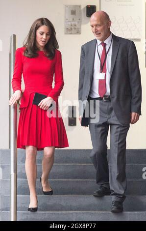 Catherine, Herzogin von Cambridge, trägt ein rotes Alexander McQueen-Kleid, während einer Weihnachtsfeier im Anna Freud Center in London. Stockfoto