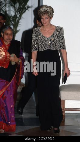 Prinzessin Diana, Prinzessin von Wales, trägt ein Kleid von Catherine Walker und die Tiara der Familie Spencer, nimmt am 12,1992. Februar zu ihren Ehren an einem Bankett in Delhi, Indien, Teil. Stockfoto