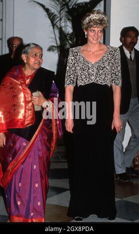 Prinzessin Diana, Prinzessin von Wales, trägt ein Kleid von Catherine Walker und die Tiara der Familie Spencer, nimmt am 12,1992. Februar zu ihren Ehren an einem Bankett in Delhi, Indien, Teil. Stockfoto