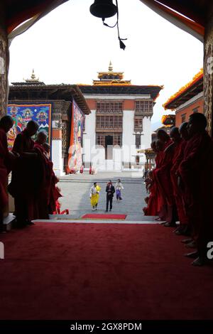 Prinz William, Herzog von Cambridge und Catherine, Herzogin von Cambridge besuchen Bhutans König Jigme Khesar Namgyel Wangchuck und Königin Jetsun Pema im Tashicho Dzong in Thimphu am ersten Tag des zweitägigen Besuches des britischen Königspaares in Bhutan am 14. April 2016. Stockfoto