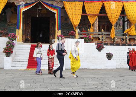 Prinz William, Herzog von Cambridge und Catherine, Herzogin von Cambridge besuchen Bhutans König Jigme Khesar Namgyel Wangchuck und Königin Jetsun Pema im Tashicho Dzong in Thimphu am ersten Tag des zweitägigen Besuches des britischen Königspaares in Bhutan am 14. April 2016. Stockfoto