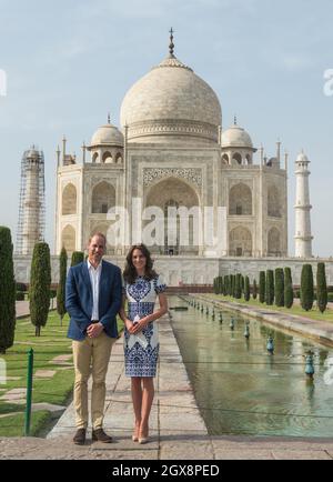 Prinz William, Herzog von Cambridge und Catherine, Herzogin von Cambridge besuchen das Taj Mahal in Agra, Indien am letzten Tag ihrer Indien- und Bhutan-Tournee am 16. April 2016. Stockfoto