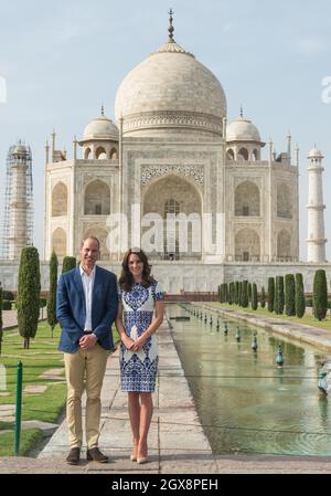 Prinz William, Herzog von Cambridge und Catherine, Herzogin von Cambridge besuchen das Taj Mahal in Agra, Indien am letzten Tag ihrer Indien- und Bhutan-Tournee am 16. April 2016. Stockfoto