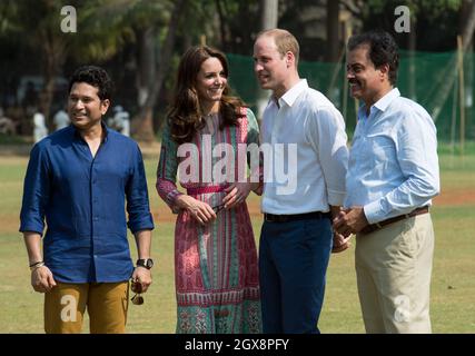 Prinz William, Herzog von Cambridge und Catherine, Herzogin von Cambridge, treffen am 10. April 2016 im Oval Maidan in Mumbai, Indien, im bedruckten Kleid der indischen Designerin Anita Dongre auf die indische Cricket-Legende Sachin Tendulkar (links). Stockfoto