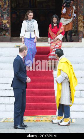 Catherine, Herzogin von Cambridge, spaziert am 14. April 2016 mit HM Jetsun Pema Wangchuck, König Jigme Khesar Namgyel Wangchuck und Prinz William, Herzog von Cambridge, in der Tashichho Dzong (Festung) in Thimpu, Bhutan. Stockfoto