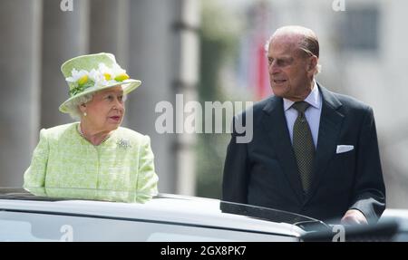 Königin Elizabeth II., begleitet von Prinz Philip, Herzog von Edinburgh, reist in einem Range Rover mit offenem Oberdeck, während sie am 21. April 2016 in Windsor ihren 90. Geburtstag feiert Stockfoto