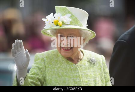 Königin Elizabeth II reist in einem Range Rover mit offenem Oberdeck, während sie am 21. April 2016 in Windsor ihren 90. Geburtstag feiert Stockfoto