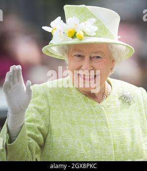 Königin Elizabeth II reist in einem Range Rover mit offenem Oberdeck, während sie am 21. April 2016 in Windsor ihren 90. Geburtstag feiert Stockfoto