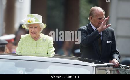 Königin Elizabeth II., begleitet von Prinz Philip, Herzog von Edinburgh, reist in einem Range Rover mit offenem Oberdeck, während sie am 21. April 2016 in Windsor ihren 90. Geburtstag feiert Stockfoto