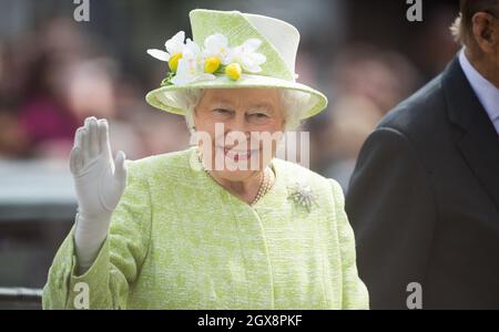 Königin Elizabeth II reist in einem Range Rover mit offenem Oberdeck, während sie am 21. April 2016 in Windsor ihren 90. Geburtstag feiert Stockfoto