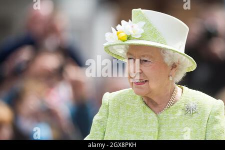 Königin Elizabeth II reist in einem Range Rover mit offenem Oberdeck, während sie am 21. April 2016 in Windsor ihren 90. Geburtstag feiert Stockfoto