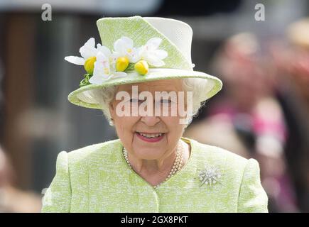 Königin Elizabeth II reist in einem Range Rover mit offenem Oberdeck, während sie am 21. April 2016 in Windsor ihren 90. Geburtstag feiert Stockfoto