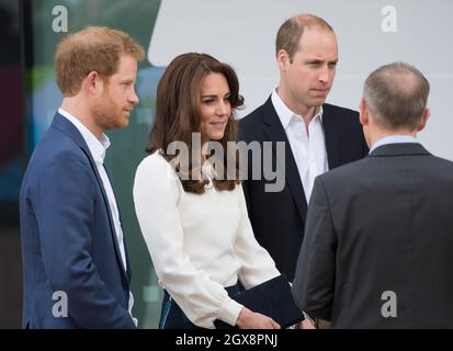 Prinz William, Herzog von Cambridge, Prinz Harry und Catherine, Herzogin von Cambridge, tragen eine Bluse von GOAT Fashion und kommen am 16. Mai 2016 zum Start der Kampagne „Heads Together“ im Olympic Park in London Stockfoto