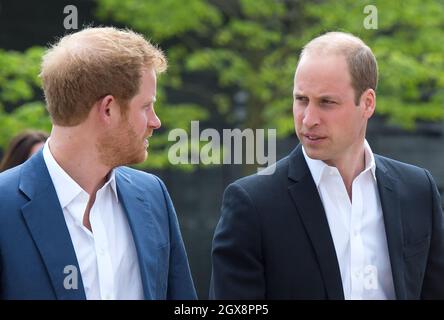 Prinz William, Herzog von Cambridge und Prinz Harry kommen, um am 16. Mai 2016 am Start der Kampagne „Heads Together“ im Olympic Park in London teilzunehmen Stockfoto