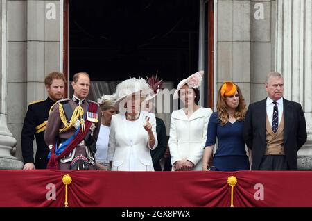 Prinz Harry, Prinz Edward, Earl of Wessex, Camilla, Herzogin von Cornwall, Catherine, Herzogin von Cambridge, Prinzessin Beatrice und Prinz Andrew, Herzog von York, stehen auf dem Balkon des Buckingham Palace nach der Troping of the Colour Ceremony in London, die am 11. Juni 2016 den offiziellen 90. Geburtstag der Königin feiert Stockfoto