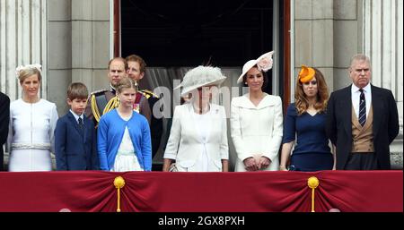 Sophie, Gräfin von Wessex, James, Viscount Severn, Prinz Edward, Earl of Wessex, Lady Louise Windsor, Camilla, Herzogin von Cornwall, Catherine, Die Herzogin von Cambridge, Prinzessin Beatrice und Prinz Andrew, Herzog von York, stehen auf dem Balkon des Buckingham Palace nach der Troping of the Colour Ceremony in London, die am 11. Juni 2016 den offiziellen 90. Geburtstag der Königin feiert Stockfoto