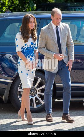 Prinz William, Herzog von Cambridge und Catherine, Herzogin, von Cambridge, im Lasa-Mohnkleid von LK Bennett, treffen am 24. August 2016 bei einem Besuch in Luton im Keech Hospice Care ein. Stockfoto