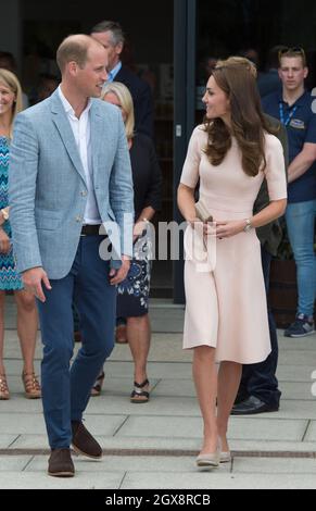 Prinz William, Herzog von Cambridge, und Catherine, Herzogin von Cambridge, tragen ein blassrosa Kleid des New Yorker Labels Lela Rose, besuchen die Truro Cathedral während einer Tour durch Cornwall am 01. September 2016 Stockfoto