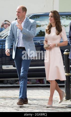 Prinz William, Herzog von Cambridge, und Catherine, Herzogin von Cambridge, tragen ein blassrosa Kleid des New Yorker Labels Lela Rose, besuchen die Truro Cathedral während einer Tour durch Cornwall am 01. September 2016 Stockfoto