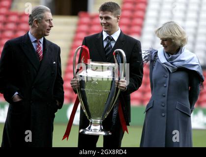 Charles, Prinz von Wales und Camilla, Herzogin von Cornwall sprechen mit Steven Gerrard, dem Kapitän des Liverpool Football Club, während er am Freitag, dem 18. November 2005, die Trophäe der UEFA Champions League im Anfield Ground des Clubs hält. Anwar Hussein/allactiondigital.com Stockfoto