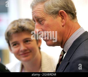 Charles, Prinz von Wales, und Ruth Kelly, Staatssekretärin für Bildung, besuchen am 21. November 2005 das Department for Education and Skills, Westminster, London. Anwar Hussein/allactiondigital.com Stockfoto