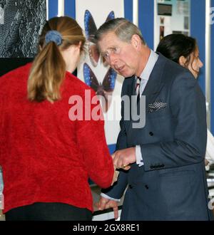 Charles, Prinz von Wales, spricht mit einem Studenten während eines Besuchs an der Oxford University, Montag, 21. November 2005. Der Prinz wird die Zoologie-Abteilung besuchen und später im Rahmen des 450-jährigen Bestehens des College zum Trinity College gehen. Charles, ein begeisterter Unterstützer natürlicher Prozesse von der Landwirtschaft bis zur Medizin, trifft sich bei seinem Besuch an der Universität mit Experten aus der Wissenschaft der Biomimetik. Anwar Hussein/allactiondigital.com Stockfoto