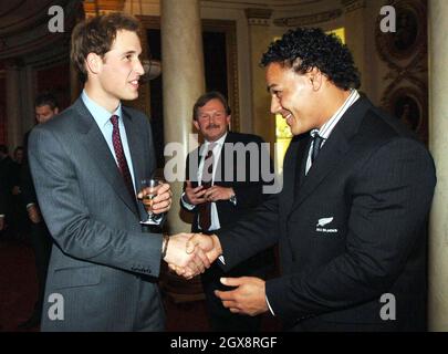 Prinz William begrüßt Chris Masoe vom Rugby-Team All Blacks, Neuseeland, bei einem besonderen Empfang im Buckingham Palace im Zentrum von London. Anwar Hussein/allactiondigital.com Stockfoto