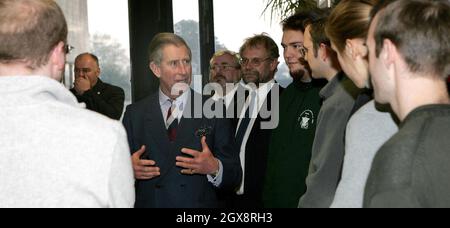 Charles, Prinz von Wales, spricht mit Studenten während eines Besuchs an der Oxford University, Montag, 21. November 2005. Der Prinz wird die Zoologie-Abteilung besuchen und später im Rahmen des 450-jährigen Bestehens des College zum Trinity College gehen. Charles, ein begeisterter Unterstützer natürlicher Prozesse von der Landwirtschaft bis zur Medizin, trifft sich bei seinem Besuch an der Universität mit Experten aus der Wissenschaft der Biomimetik. Anwar Hussein/allactiondigital.com Stockfoto