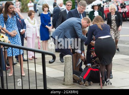 Prinz William, Herzog von Cambridge, beobachtet von Catherine, Herzogin von Cambridge, eilt Jonathan Douglas-Hughes, dem Vizeleiterleutnant von Essex, zu Hilfe, der fiel, als das königliche Paar am 16. September 2016 in der Stewards Academy in Harlow in Essex eintrifft. Stockfoto