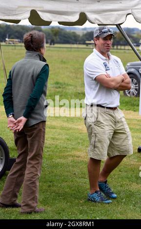 Prinzessin Anne, die Prinzessin Royal sieht, chattet mit ihrem Sohn Peter Phillips während des Whatley Manor Gatcombe Horse Trials in Minchinhampton am 18. September 2016. Stockfoto