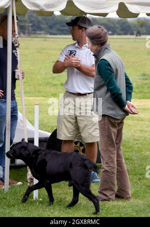 Prinzessin Anne, die Prinzessin Royal sieht, chattet mit ihrem Sohn Peter Phillips während des Whatley Manor Gatcombe Horse Trials in Minchinhampton am 18. September 2016. Stockfoto