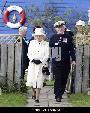 Königin Elizabeth II. Spaziert mit der Kommandantin der Tynemouth Volunteer Life Brigade Alec Hastie während ihres Besuchs im Tynemouth Volunteer Life Brigade Watch House und Museum in Newcastle. Anwar Hussein/allactiondigital.com Stockfoto