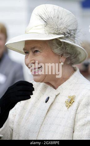 Königin Elizabeth II lächelt während ihres Besuchs im Tynemouth Volunteer Life Brigade Watch House and Museum in Newcastle. Anwar Hussein/allactiondigital.com Stockfoto