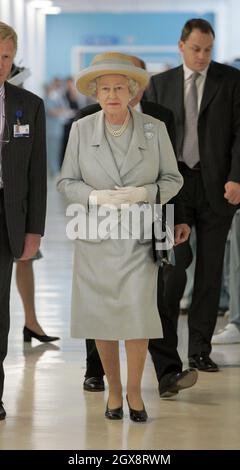 Queen Elizabeth ll führt durch das Gebäude bei der Eröffnung des University College Hospital in London. Anwar Hussein/allactiondigital.com Stockfoto