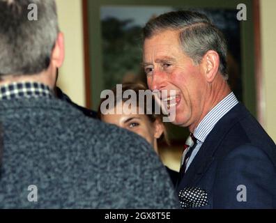 Charles, Prinz von Wales, spricht mit Studenten während eines Besuchs an der Oxford University, Montag, 21. November 2005. Der Prinz wird die Zoologie-Abteilung besuchen und später im Rahmen des 450-jährigen Bestehens des College zum Trinity College gehen. Charles, ein begeisterter Unterstützer natürlicher Prozesse von der Landwirtschaft bis zur Medizin, trifft sich bei seinem Besuch an der Universität mit Experten aus der Wissenschaft der Biomimetik. Anwar Hussein/allactiondigital.com Stockfoto