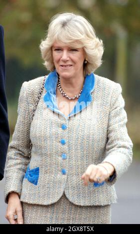 Camilla, Herzogin von Cornwall besucht die Chippenham Polizeistation während ihres eintägigen Besuches in der Region, am 22. November 2005 in Chippenham, England. Anwar Hussein/allactiondigital.com *** Ortsüberschrift *** Camilla, Herzogin von Cornwall Stockfoto