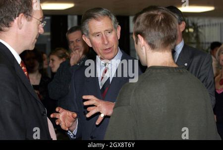 Charles, Prinz von Wales, spricht mit Studenten während eines Besuchs an der Oxford University, Montag, 21. November 2005. Der Prinz wird die Zoologie-Abteilung besuchen und später im Rahmen des 450-jährigen Bestehens des College zum Trinity College gehen. Charles, ein begeisterter Unterstützer natürlicher Prozesse von der Landwirtschaft bis zur Medizin, trifft sich bei seinem Besuch an der Universität mit Experten aus der Wissenschaft der Biomimetik. Anwar Hussein/allactiondigital.com Stockfoto