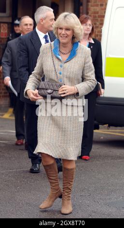 Camilla, Herzogin von Cornwall besucht die Chippenham Polizeistation während ihres eintägigen Besuches in der Region, am 22. November 2005 in Chippenham, England. Anwar Hussein/allactiondigital.com *** Ortsüberschrift *** Camilla, Herzogin von Cornwall Stockfoto