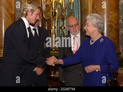 Die Königin trifft David Beckham, am 19. November 2002, während eines Empfangs für den Fußballverband, der einen Buckingham Palast abgehalten hat. Anwar Hussein/allactiondigital.com Stockfoto