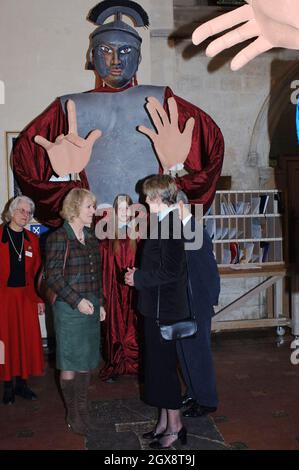 S.H. Camilla, Herzogin von Cornwall, besichtigt am 26. Januar 2006 die St. Alban's Cathedral in St. Albans, England. Anwar Hussein/allactiondigital.com *** Ortsüberschrift *** Camilla, Herzogin von Cornwall Stockfoto