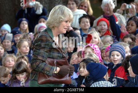 Ihre Königliche Hoheit Camilla, Herzogin von Cornwall, trifft auf Kinder, als sie am 26. Januar 2006 in St. Albans, England, die St. Alban's Cathedral besichtigt. Anwar Hussein/allactiondigital.com *** Ortsüberschrift *** Camilla, Herzogin von Cornwall Stockfoto