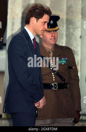 Prinz William kommt zu seinem Bruder Prinz Harry, um am 8. Januar 2006 in Berkshire, England, eine 44-wöchige Ausbildung zum Armeeoffizier an der Sandhurst Royal Military Academy durchzuführen. Anwar Hussein/allactiondigital.com *** Lokale Bildunterschrift *** Prinz William Stockfoto