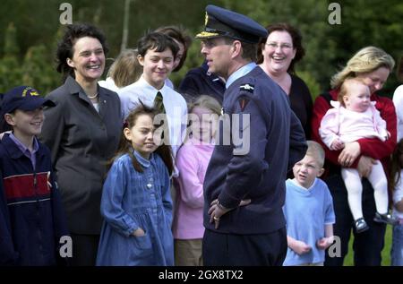 Honorary Air Commodore bei RAF Lossiemouth Prinz Andrew trifft Familien von Luftwaffenmitgliedern, die in den Konflikt im Golf verwickelt sind. Prinz Andrew hat heute Familien, deren Angehörige im Golf dienen, einen moralisch aufmunterenden Besuch abstatten müssen. Der Herzog von York reiste nach RAF Lossiemouth in Moray, Schottland, wo er Ehefrauen, Partner und Kinder von Personal traf, das an der Basis stationiert war. 3/4 Länge Â©Anwar/allaction.co.uk Stockfoto