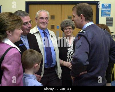 Honorary Air Commodore bei RAF Lossiemouth Prinz Andrew trifft Familien von Luftwaffenmitgliedern, die in den Konflikt im Golf verwickelt sind. Prinz Andrew hat heute Familien, deren Angehörige im Golf dienen, einen moralisch aufmunterenden Besuch abstatten müssen. Der Herzog von York reiste nach RAF Lossiemouth in Moray, Schottland, wo er Ehefrauen, Partner und Kinder von Personal traf, das an der Basis stationiert war. 3/4 Länge Â©Anwar/allaction.co.uk Stockfoto